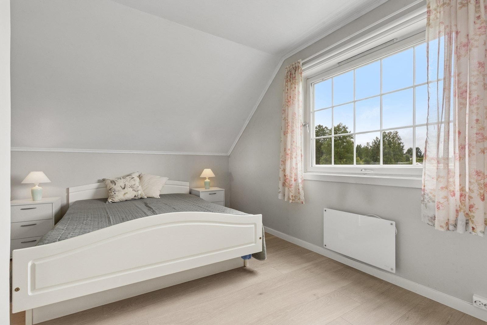 Lyst og romslig soverom med god plass til oppbevaring. Varmeovn for oppvarming Galleribilde