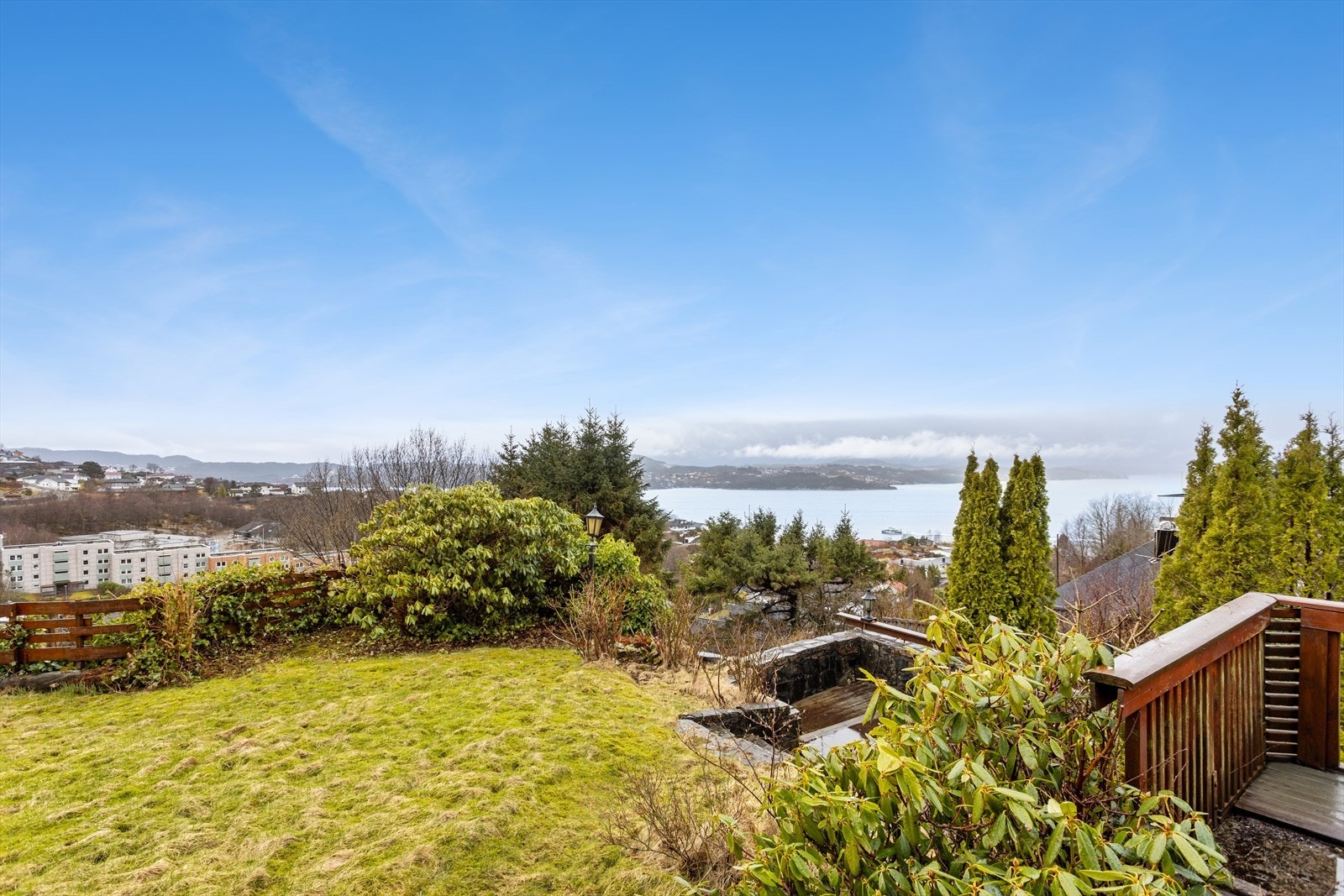 Eiendommen ligger i et etablert og familievennlig område. Det er kun 9 minutters gange til Mjølkeråen skole for 1. til 10. trinn. Galleribilde