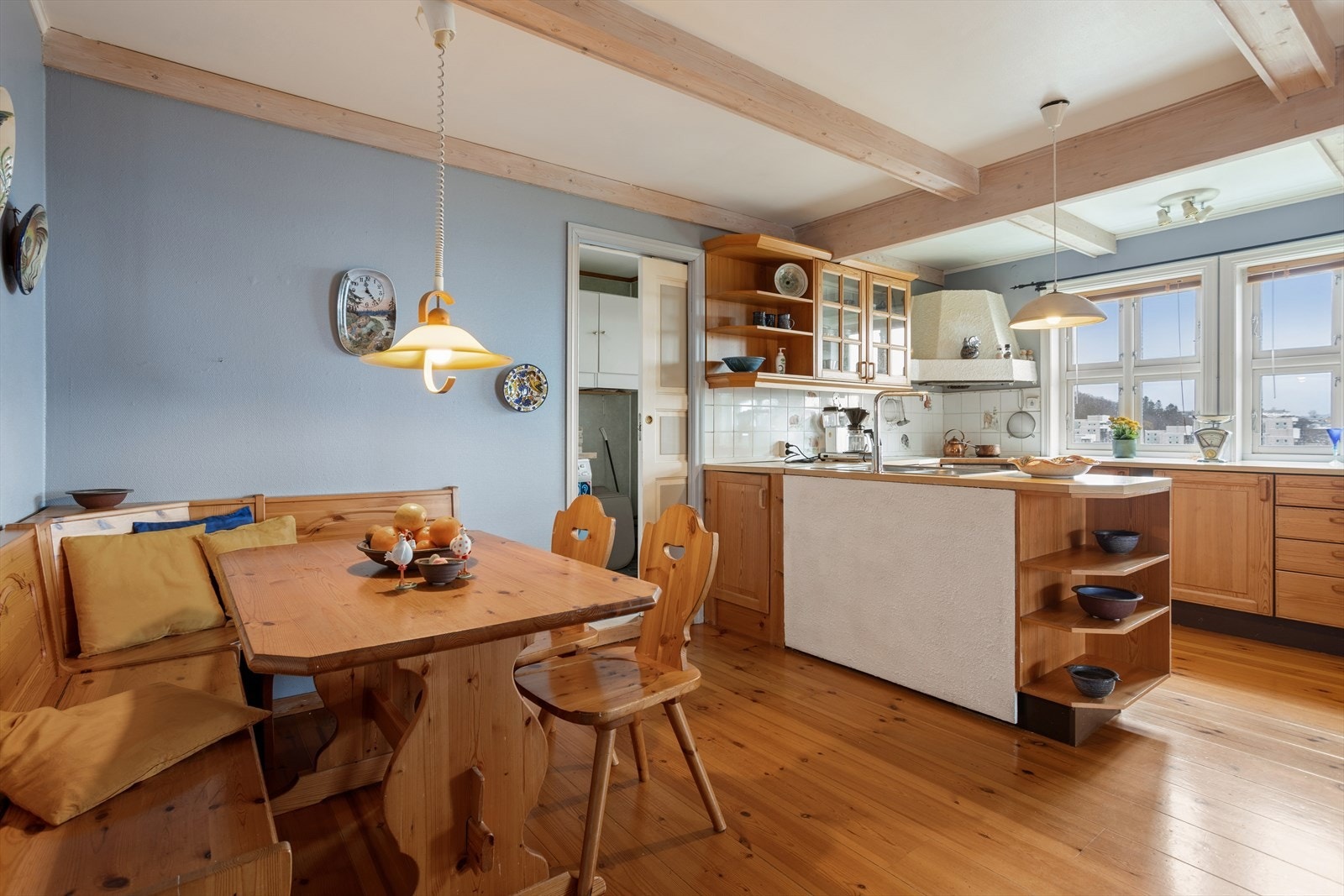 Kjøkkenet har god plass til en hyggelig spiseplass for hverdagsmåltidene. Galleribilde