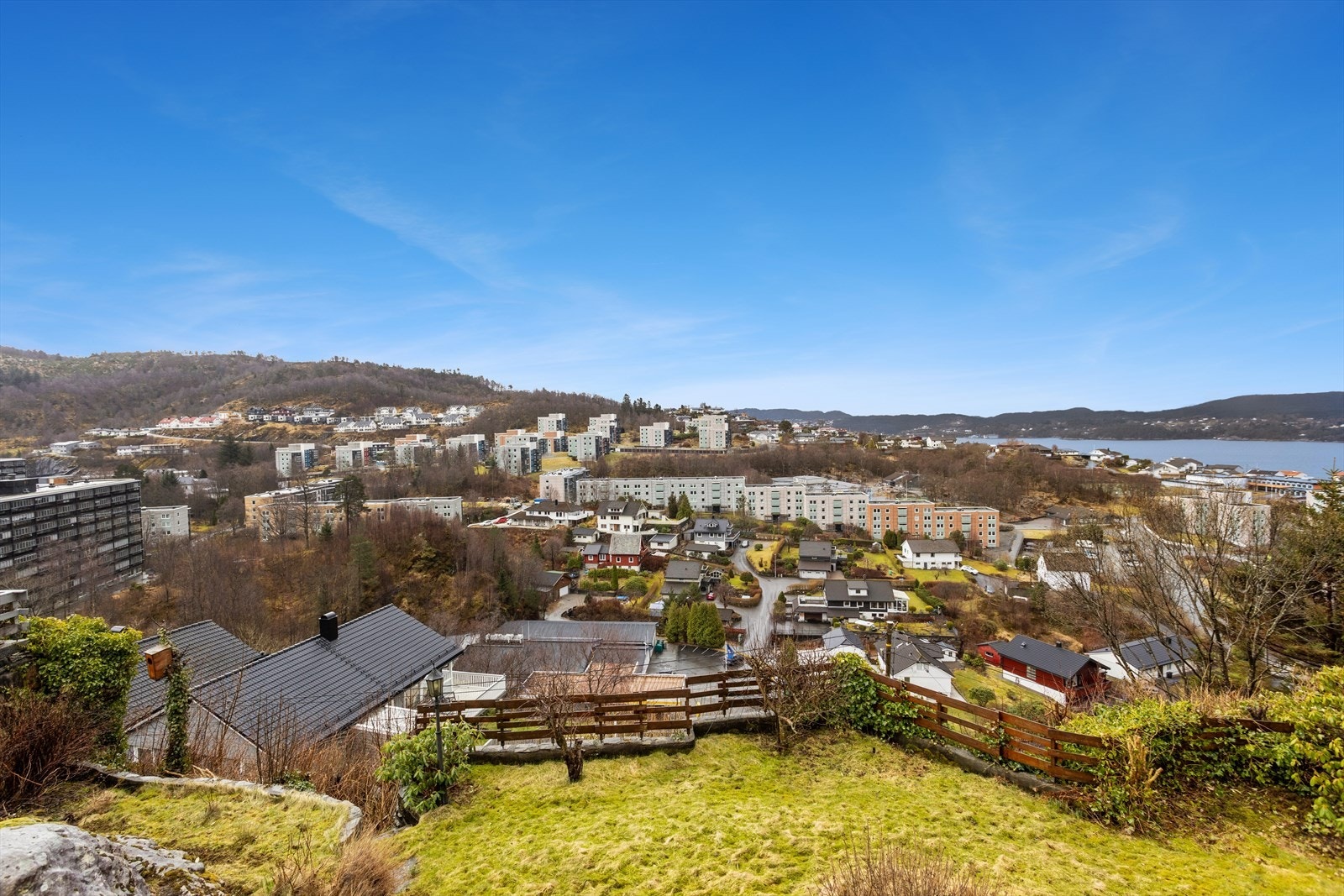 Utsikt over et veletablert nabolag som hovedsakelig består av eneboliger og rekkehus. Galleribilde