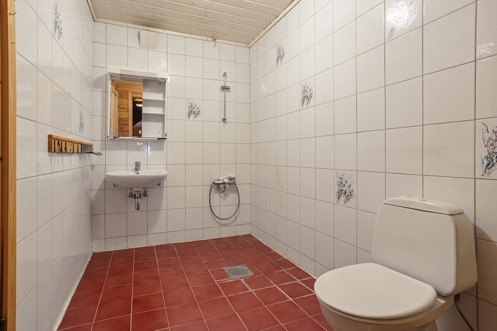 I underetasjen finner du et flislagt bad med varmekabler i gulvet og dusjhjørne. Etasjen har også badstue. Galleribilde