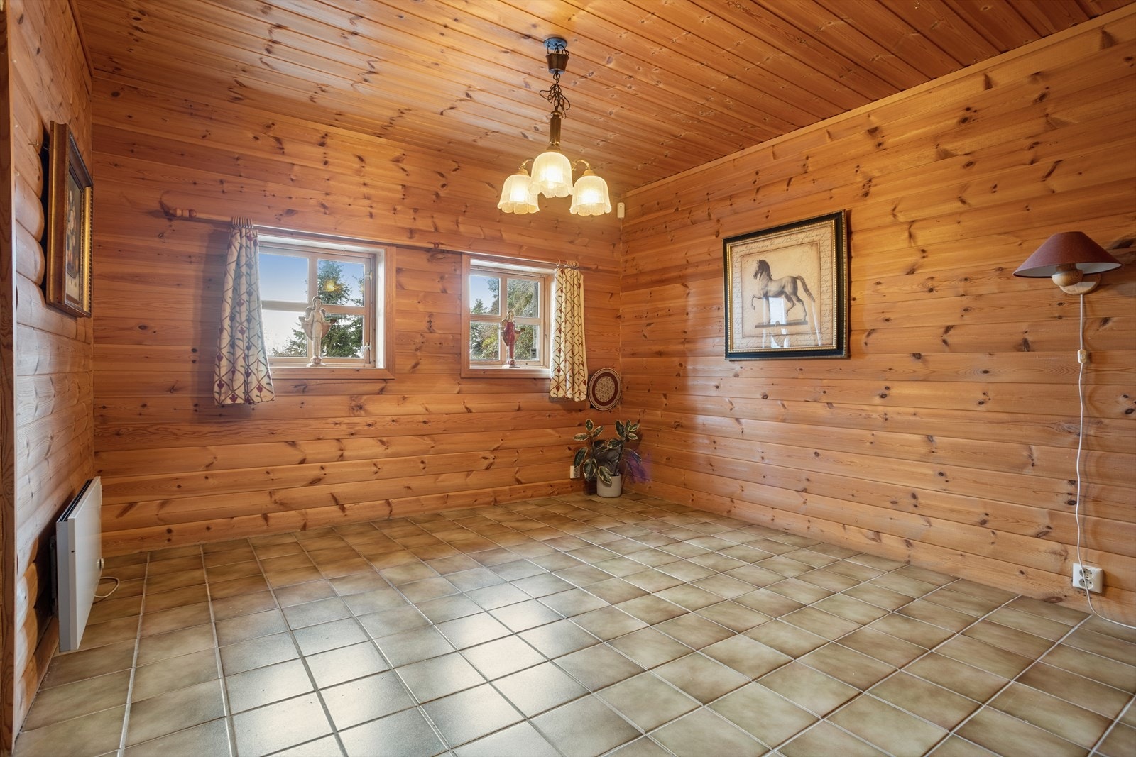 Innredet rom i underetasjen. Bruken av rommet er ikke i samsvar med godkjente tegninger og er søknadspliktig. Galleribilde