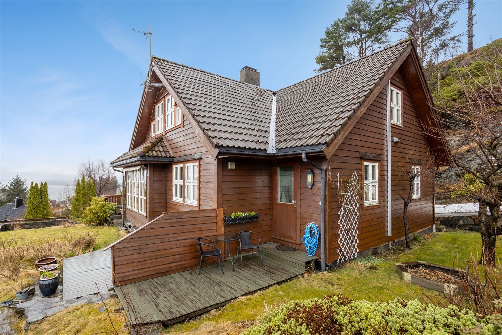 Boligen har en klassisk stil med liggende trekledning og tak tekket med takstein. Galleribilde