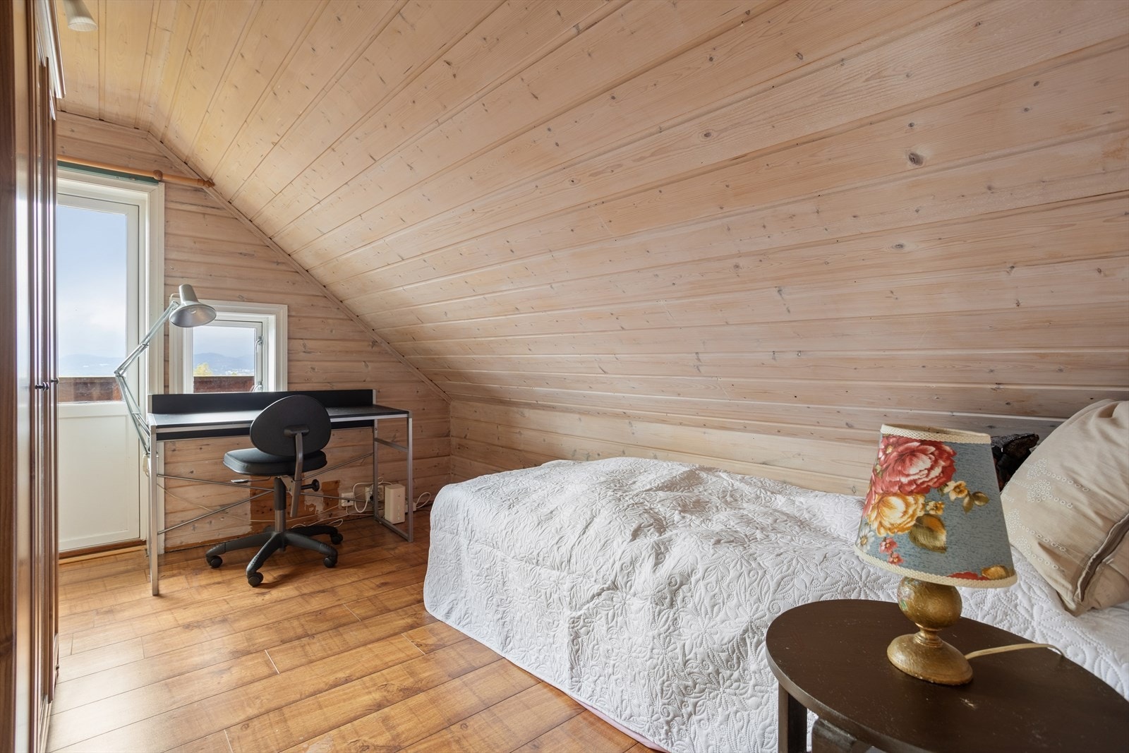 Andre etasje inneholder totalt tre soverom, i tillegg til loftstue og bad. Utgang til balkong fra soverommet, Galleribilde