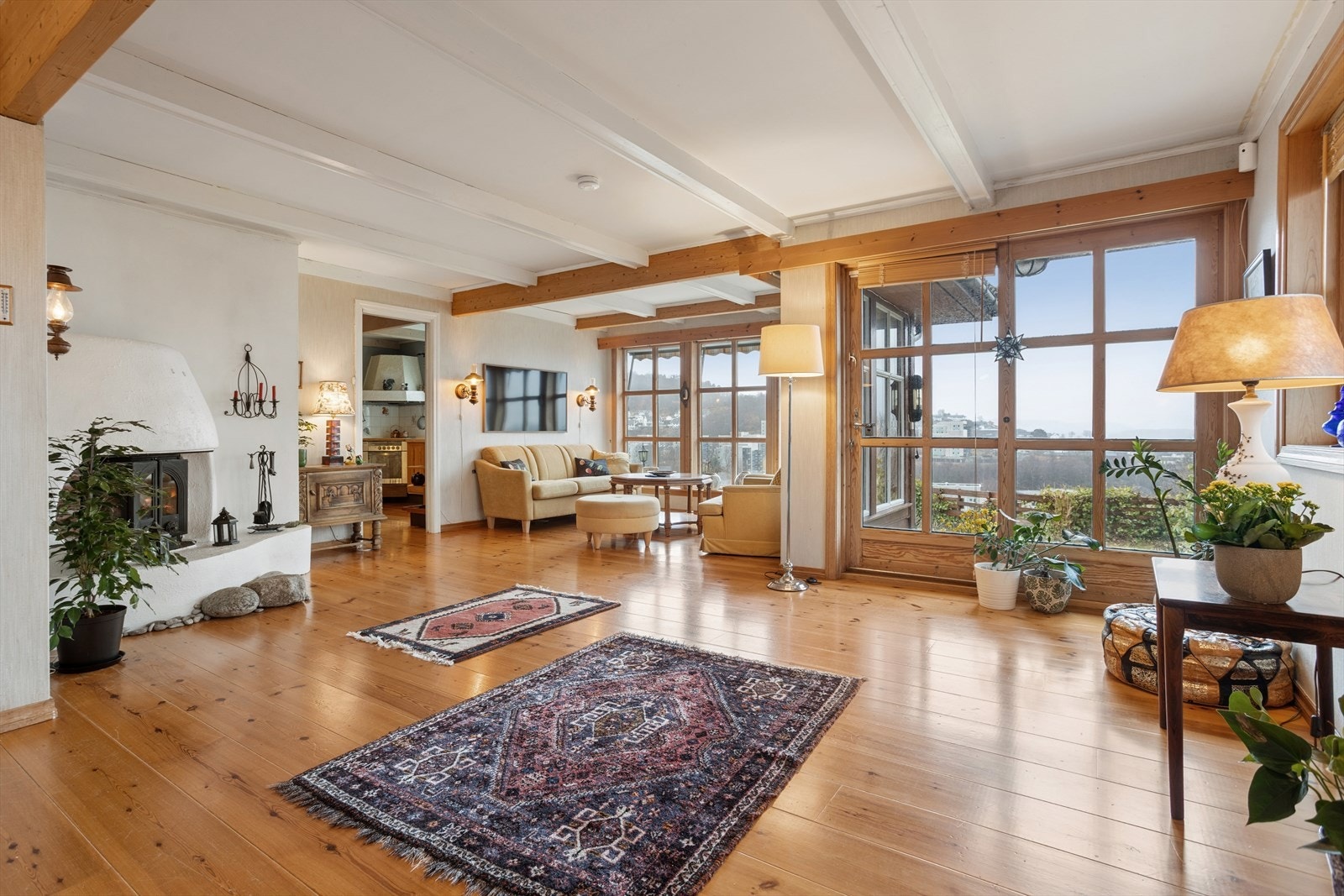 Direkte utgang fra stuen til en treterrasse på hele 38 m². Galleribilde