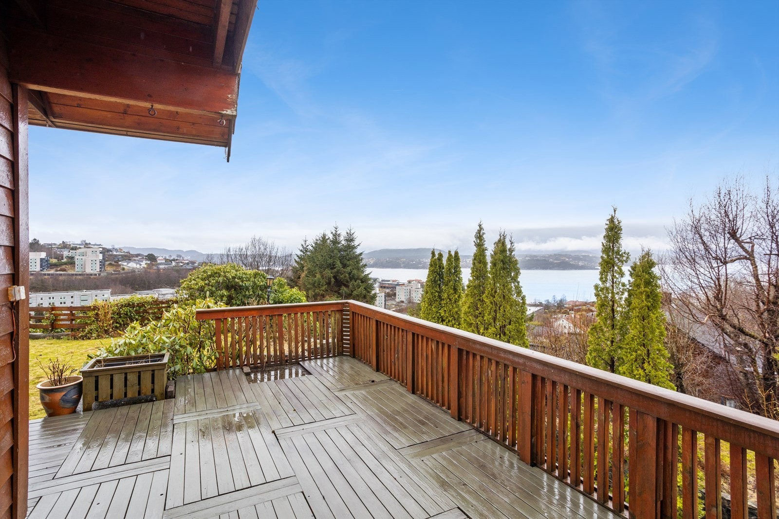 Fra den store terrassen på 38 m² har du en vidstrakt utsikt. Gode solforhold. Galleribilde