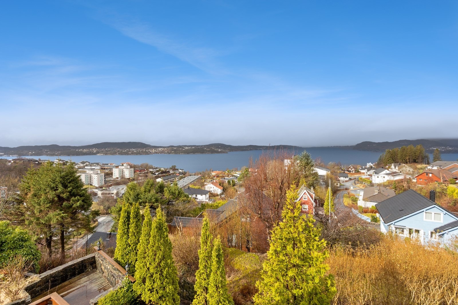 Fra boligen er det kort gangavstand til både dagligvarebutikk og buss. Kiwi Toppe ligger 5 minutter unna, og busstoppet er 4 minutter unna. Galleribilde
