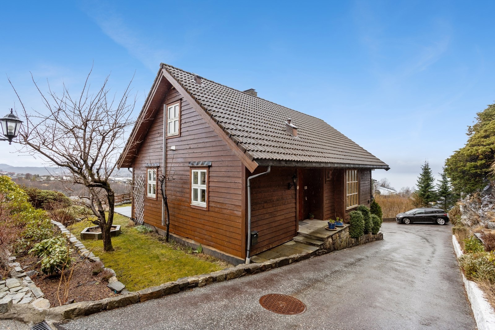 Eiendommen har gode parkeringsmuligheter på egen tomt i tillegg til den integrerte garasjen. Galleribilde