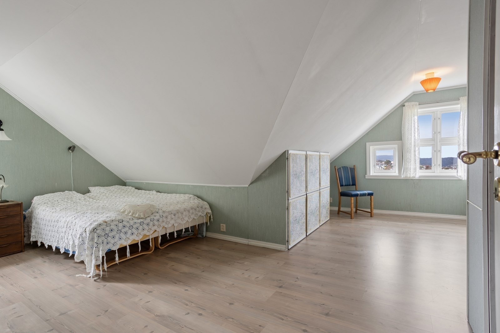 Loftstuen på 15,7 m² er et fleksibelt rom med peisinnsats. Etasjen har også 25 m² gulvareal med begrenset takhøyde. Galleribilde