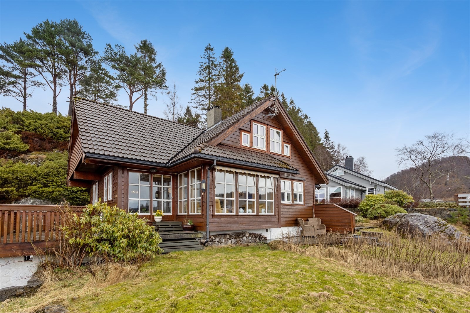 Velkommen til Høgåsen 21! Enebolig fra 1985 med yttervegger i mur og bindingsverk, kledd med liggende trekledning. Galleribilde