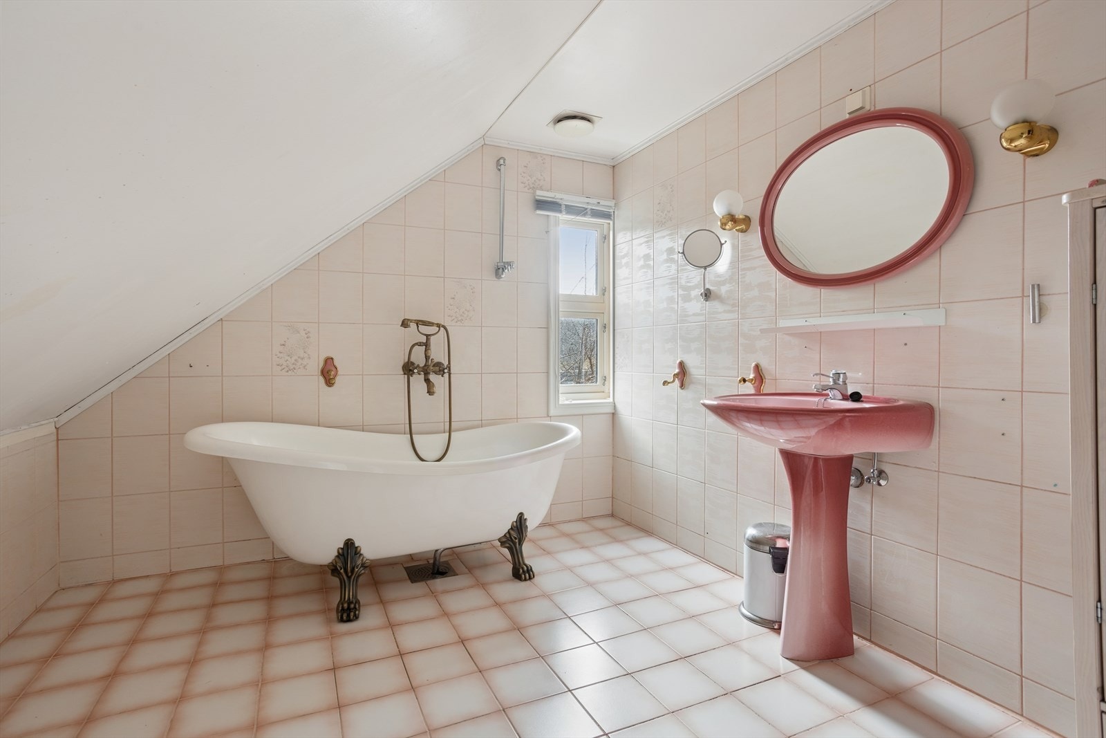 Flislagt bad i andre etasje med varmekabler i gulvet. Rommet er utstyrt med badekar med dusjløsning. Galleribilde