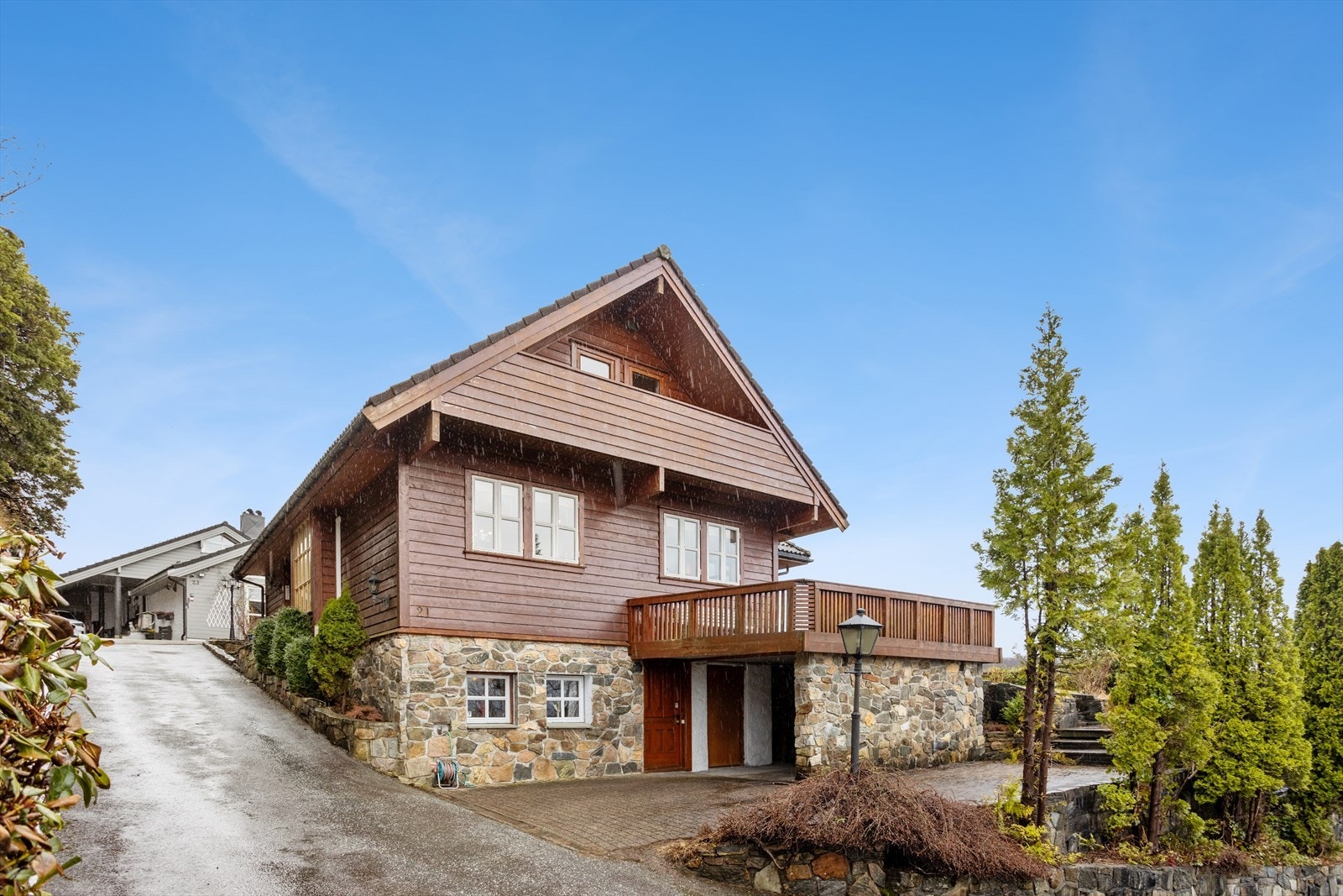 Enebolig fra 1985 med integrert garasje på 16,3 m². Eiendommen ligger usjenert til i enden av en rolig gate uten gjennomgangstrafikk. Galleribilde