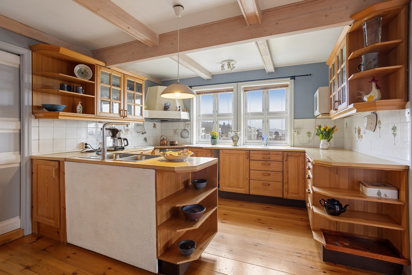 Romslig kjøkken på 18,7 m² med profilerte fronter og integrerte hvitevarer som komfyr, micro, oppvaskmaskin og kjøleskap. Galleribilde