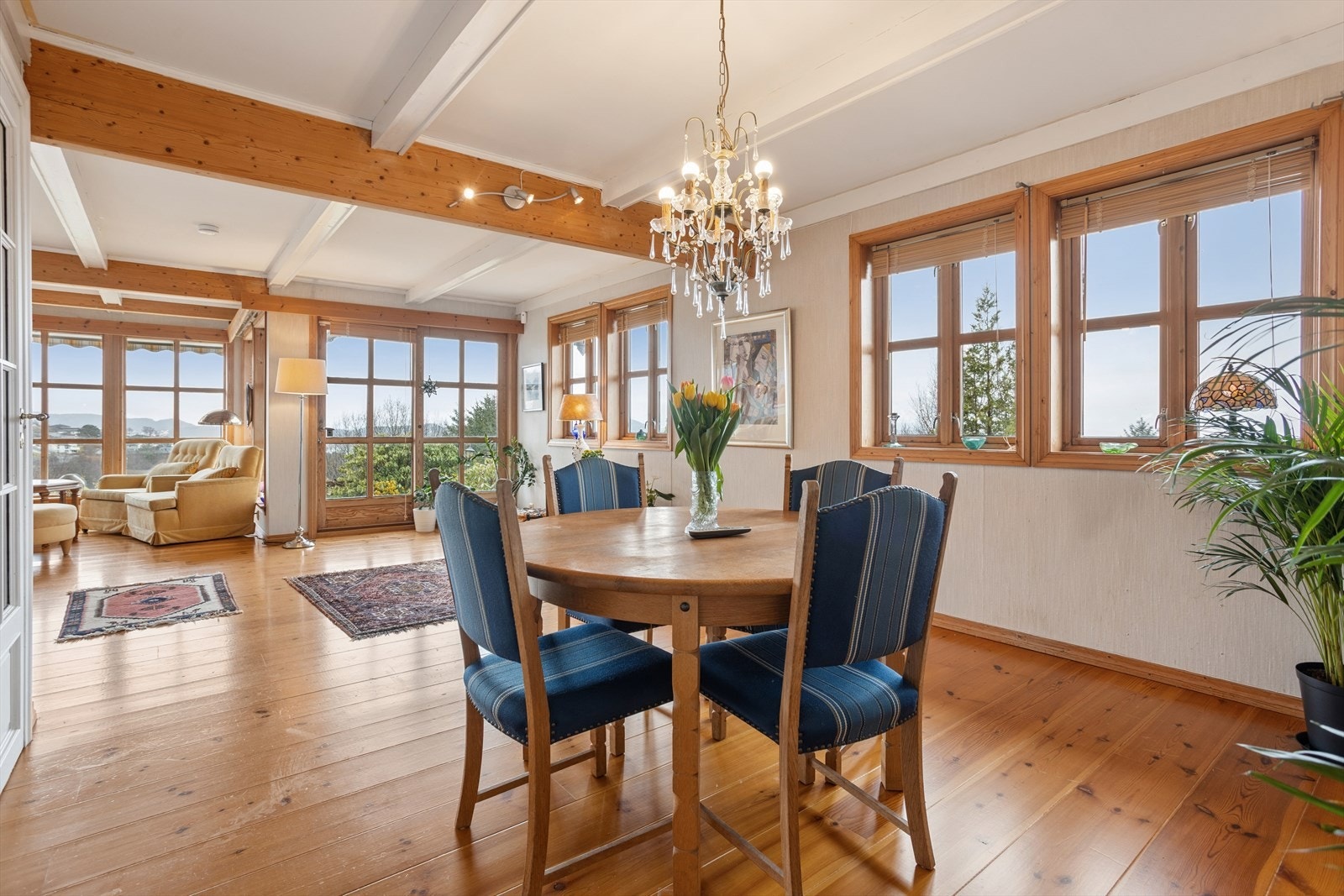 Spisestuen er et naturlig bindeledd til stuen, og skaper en åpen og sosial sone på totalt over 40 m². Galleribilde