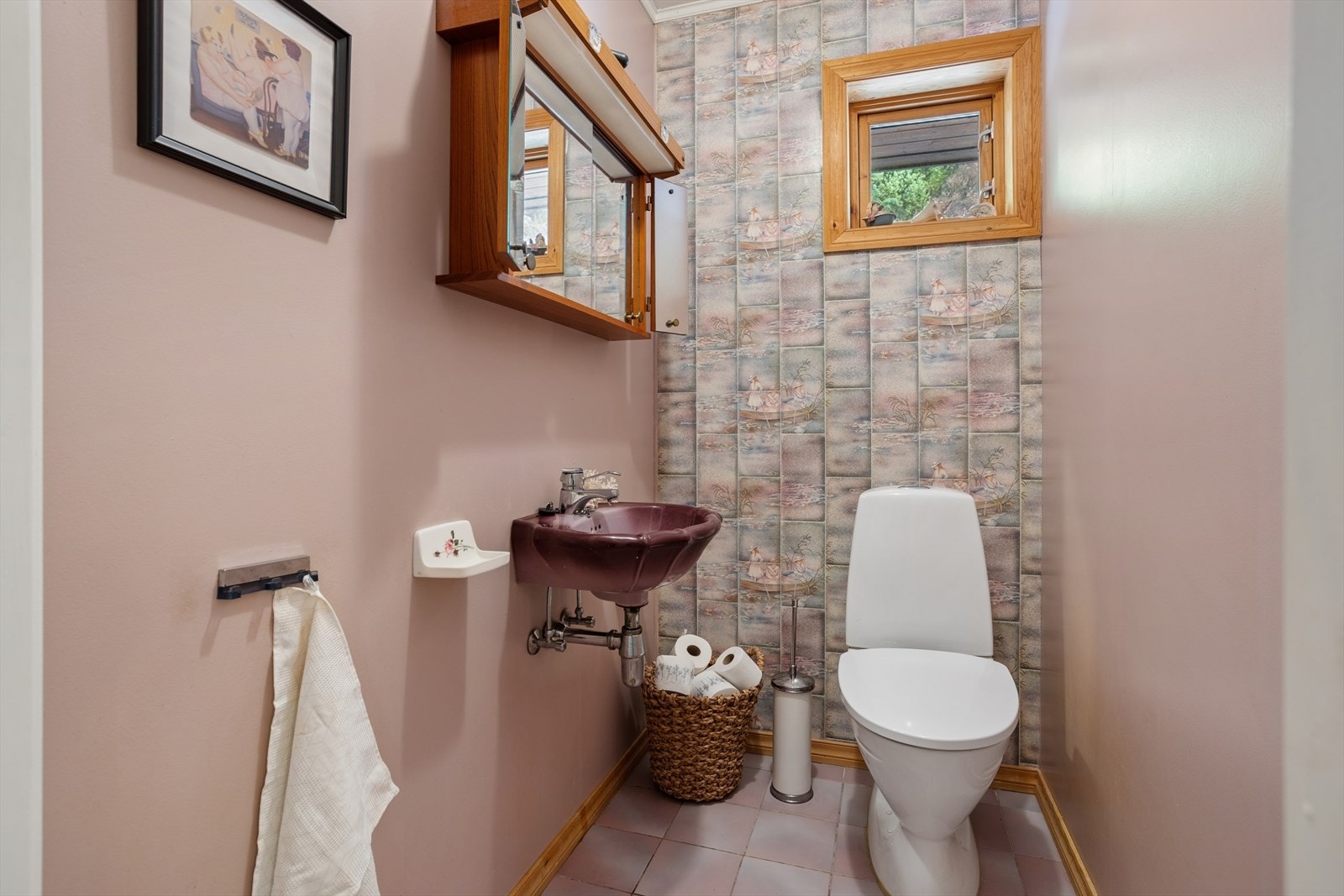 Praktisk toalettrom i første etasje med flislagt gulv, utstyrt med toalett og servant. Galleribilde