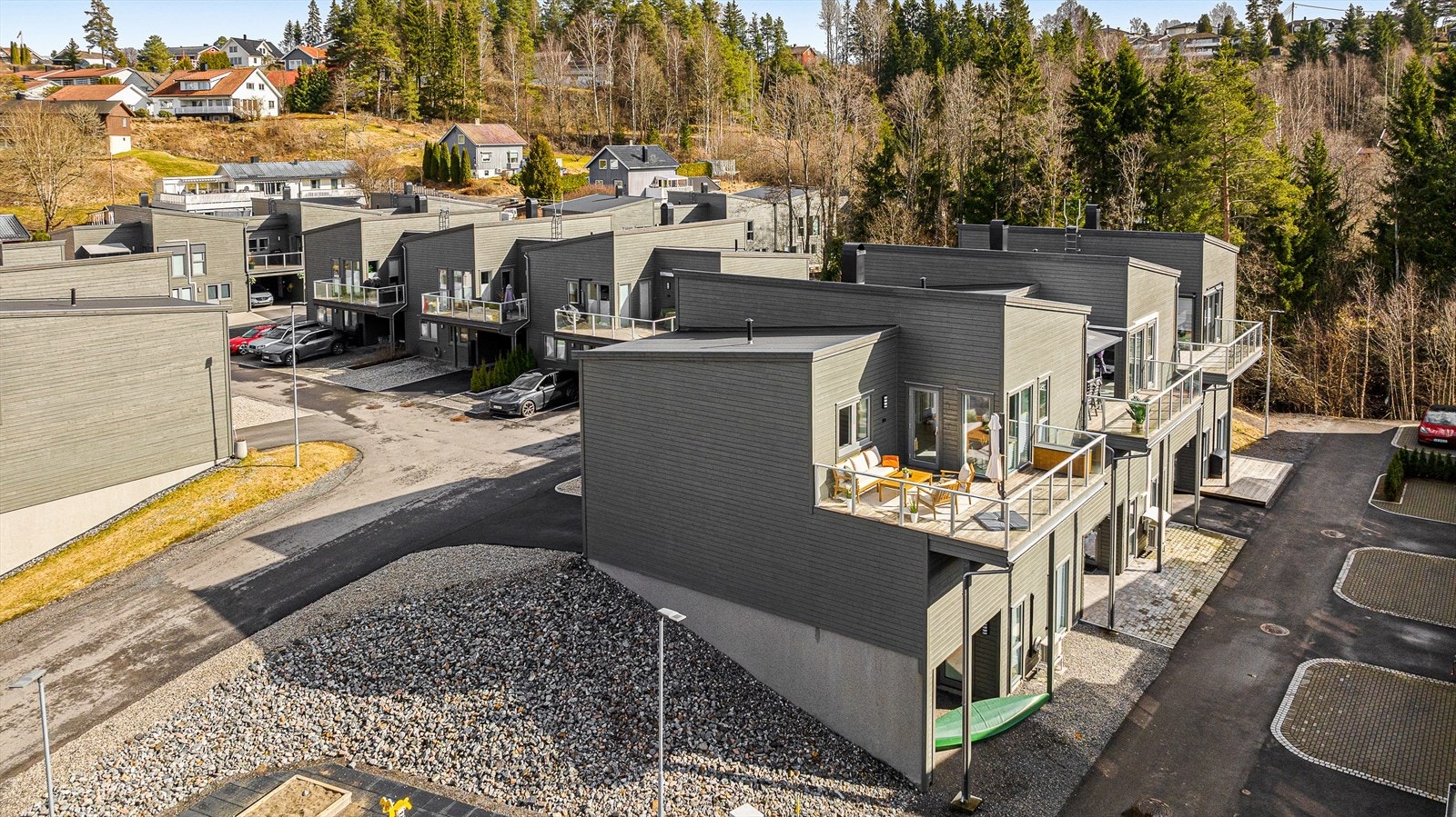 Oversiktsbilde over sameiets eiendom hvor det bl.a er asfalterte veier med belysning. God plass mellom husene Galleribilde