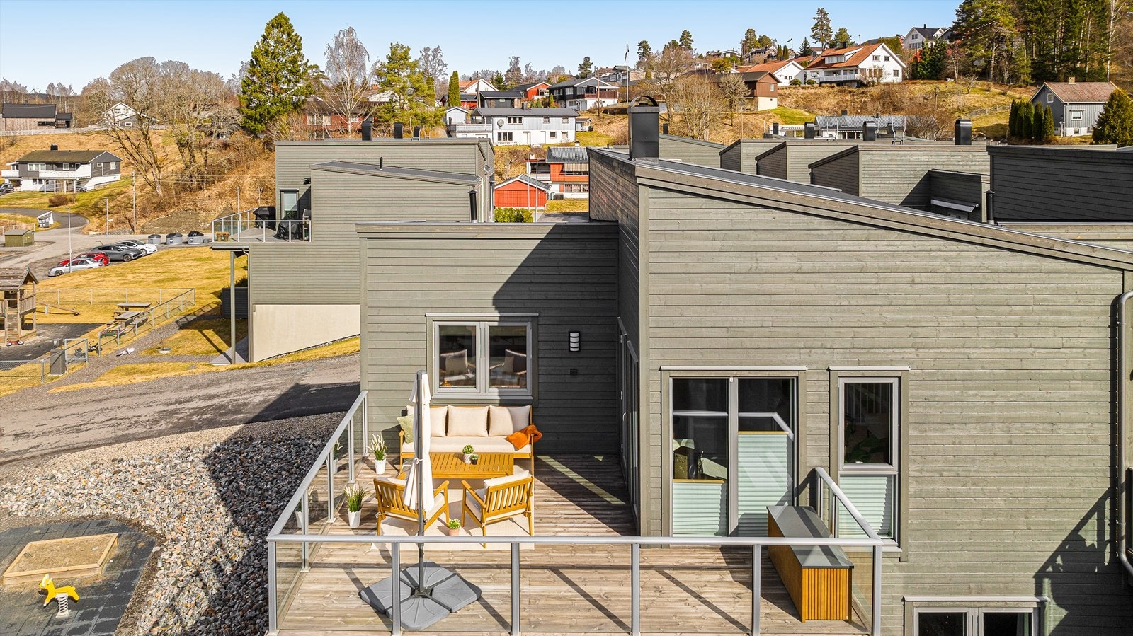 Stor terrasse med utgang fra stuen. Meget gode solforhold Galleribilde