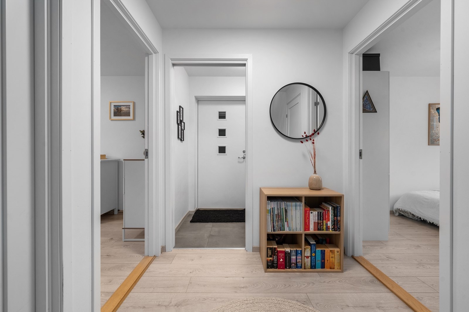 Fra gangen mot entré. Igjen; en av de rommene som viser denne boligens meget gode planløsning. Rommet forsyner 3 soverom, bad og vaskerom Galleribilde