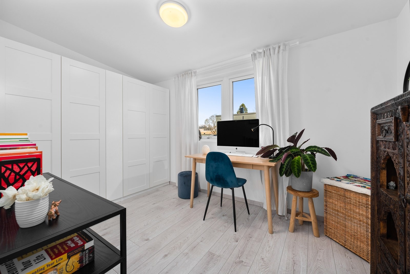 Her er det andre soverommet i boligens øverste etasje. Her er det i idag innredet til kontor hvor det også er satt opp garderobeskap Galleribilde