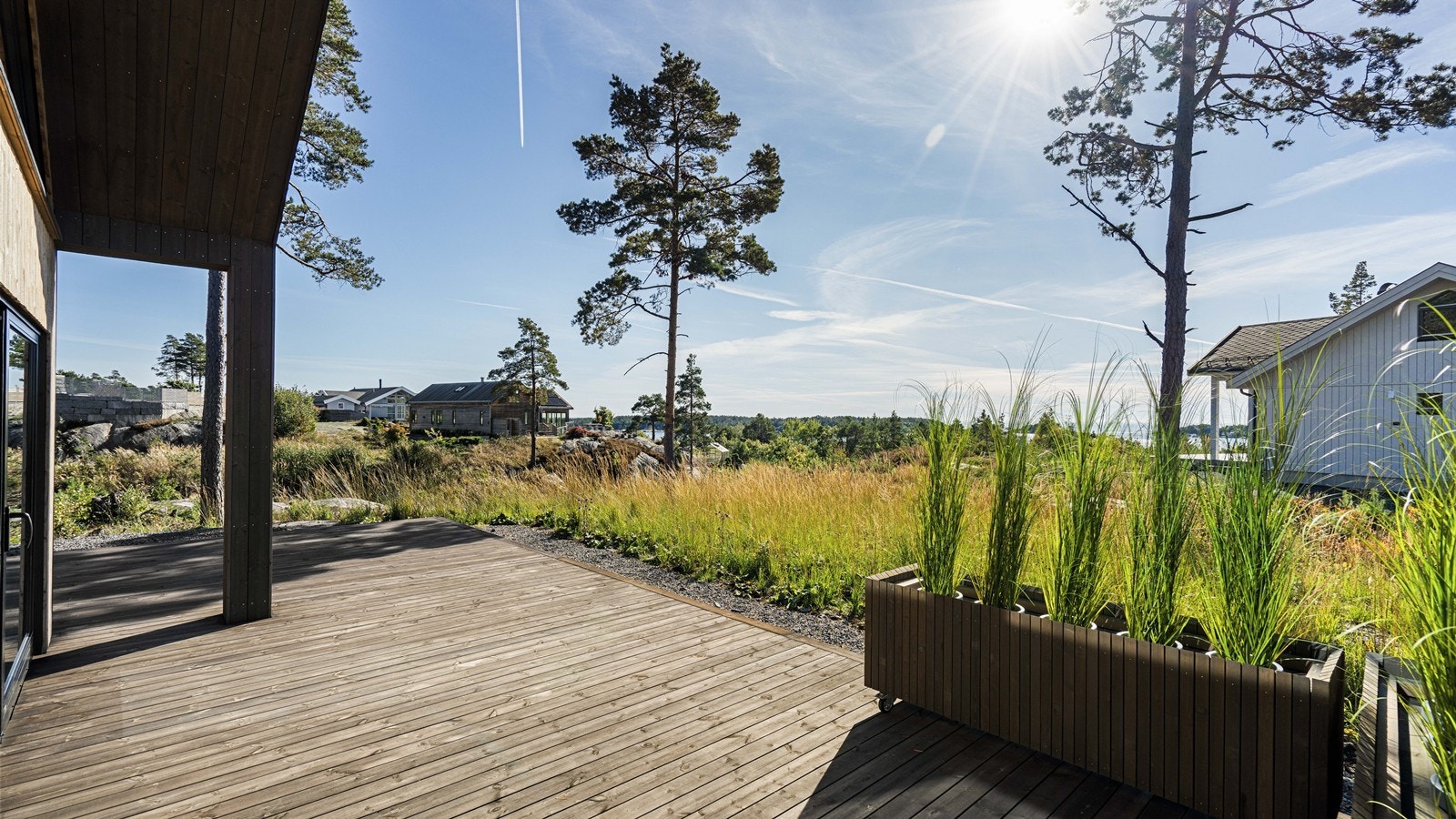 Fra stuen er det adkomst til flotte terrasseområder med gode solforhold Galleribilde