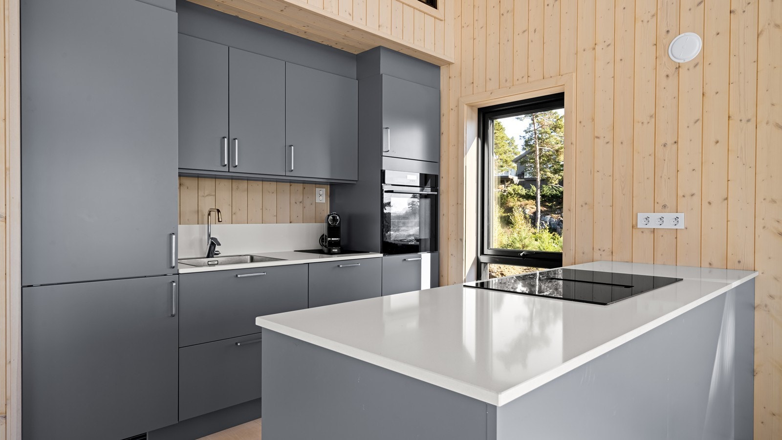 Lekkert Strai kjøkken med integrerte hvitevarer og platetopp med innfelt ventilator. Eksklusive kompositt benkeplate fra Silestone. Galleribilde