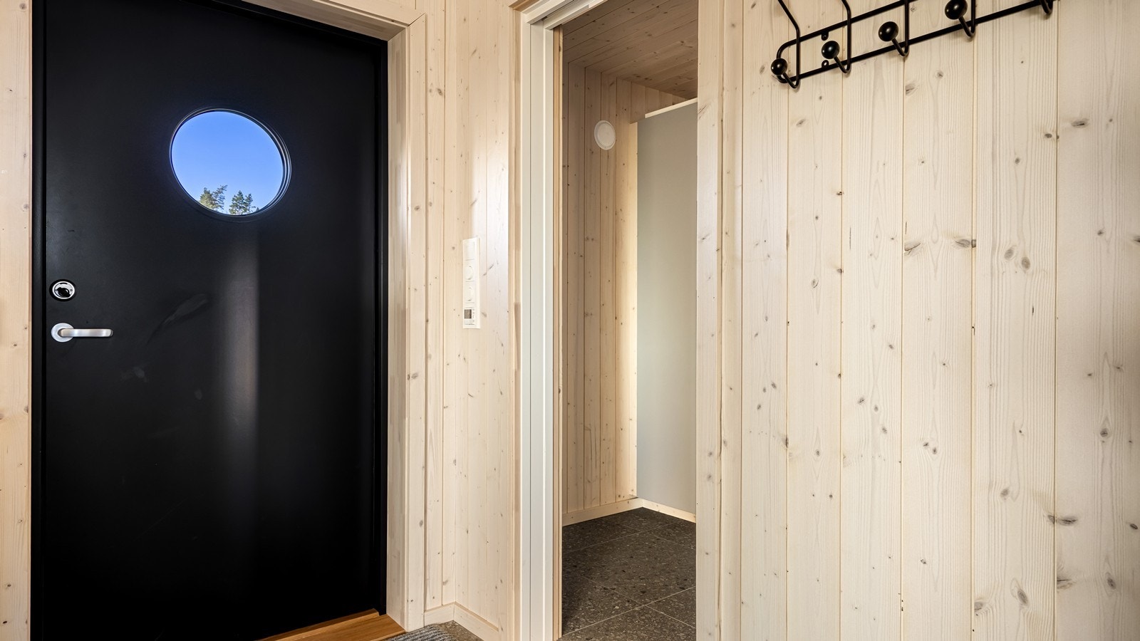 Fra entréen er det adkomst til praktisk bod Galleribilde