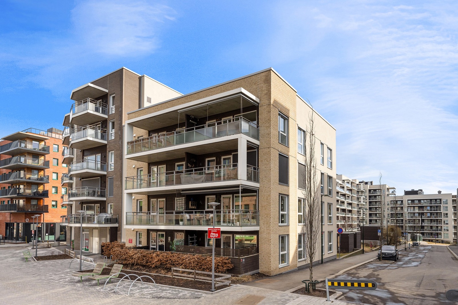 Leiligheten har en god intern beliggenhet på hjørnet av gården, i 2. etasje Galleribilde