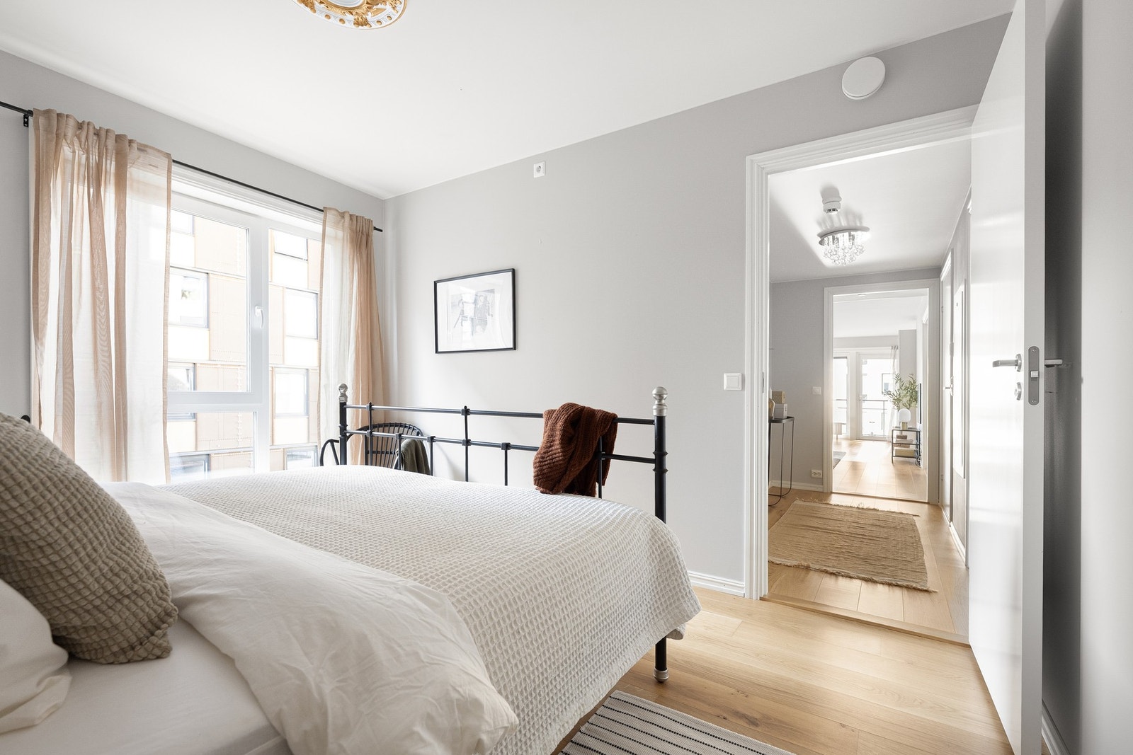 Hovedsoverommet fremstår lyst og luftig Galleribilde