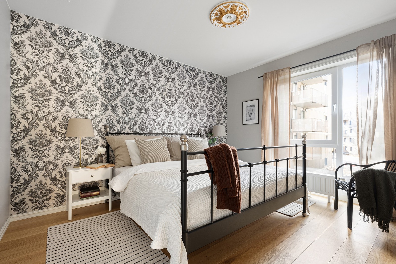 Stort hovedsoverom med god plass til dobbeltseng og nattbord Galleribilde