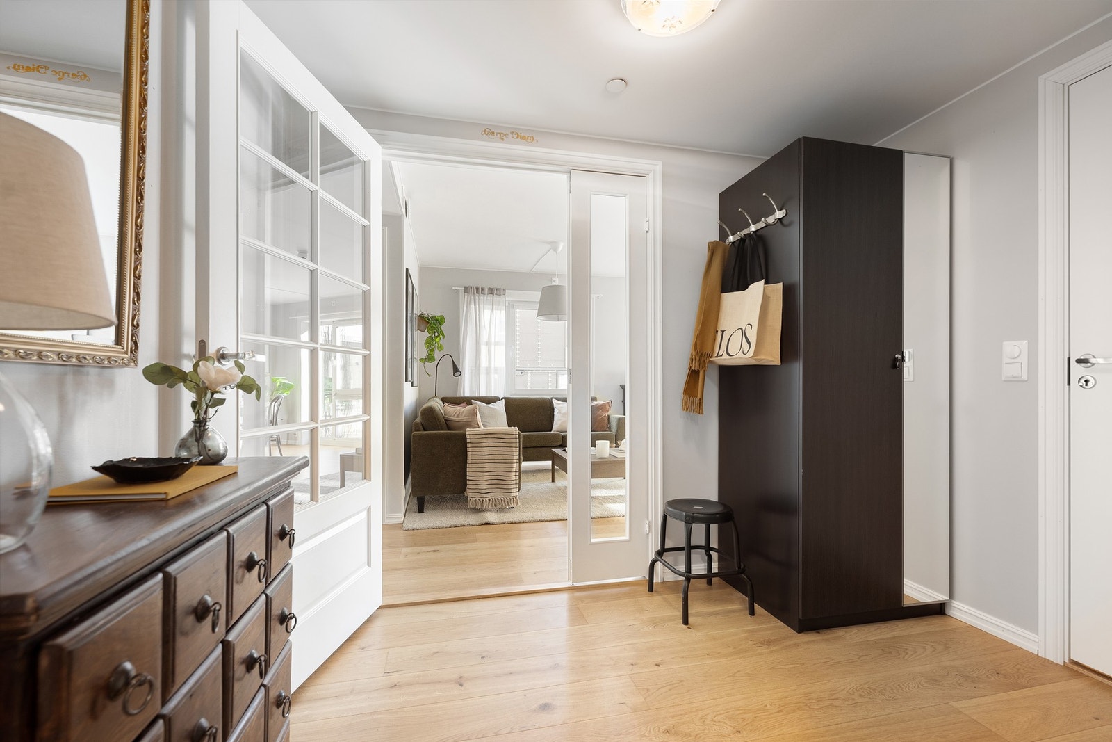 Romslig entré Galleribilde