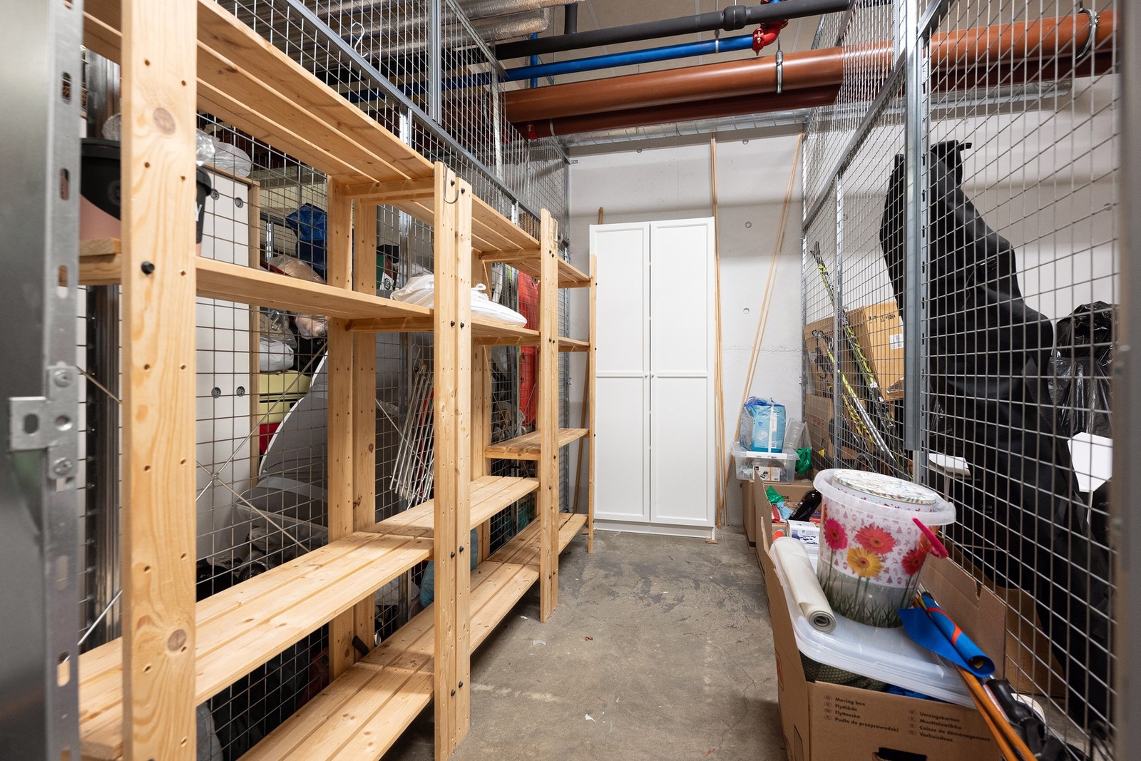 Det er en romslig ekstern bod i bodområdet Galleribilde