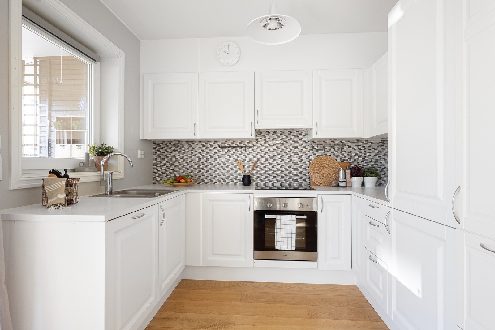 Kjøkkeninnredning er tidløs og stilren, med integrerte hvitevarer Galleribilde