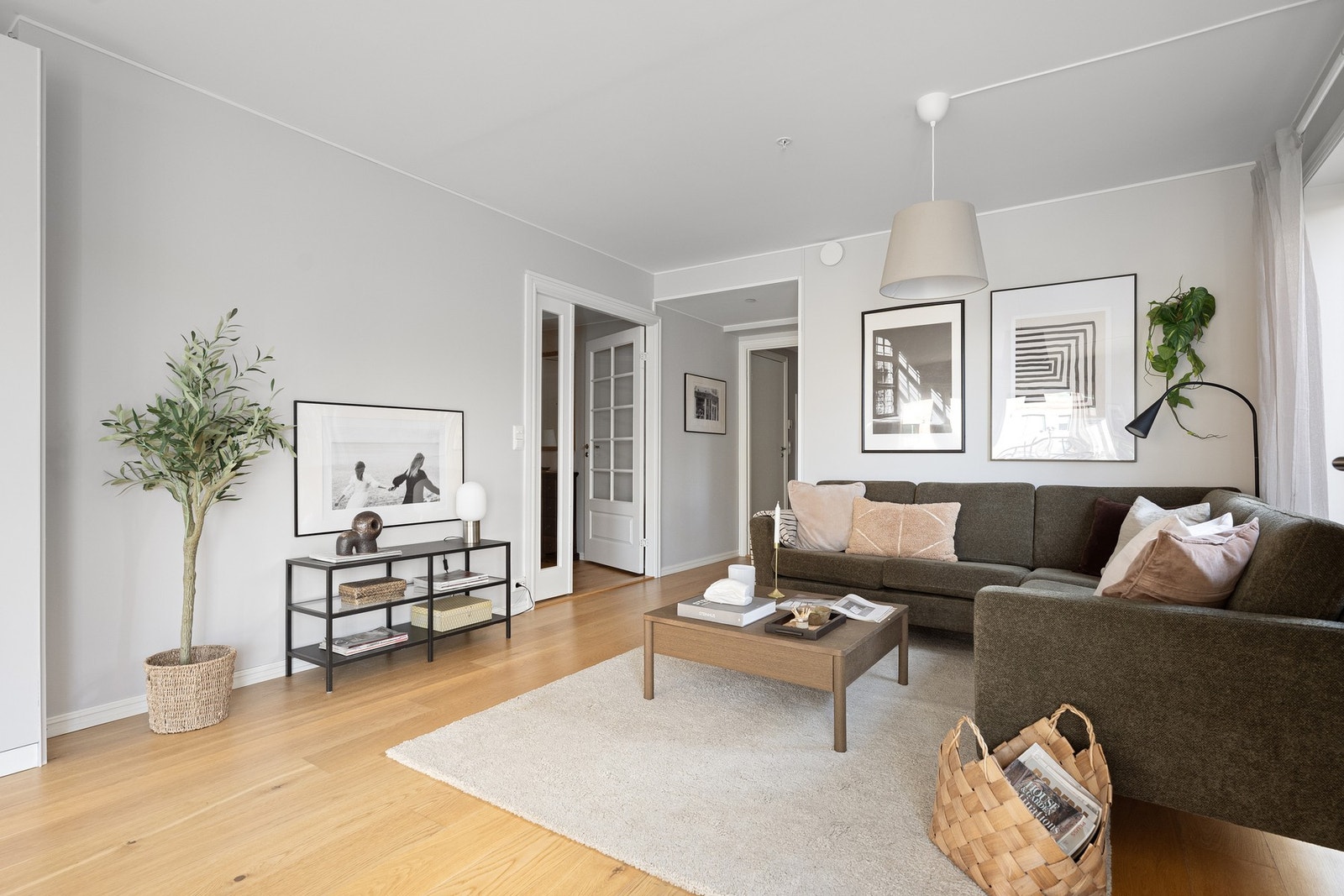 Boligen har balansert ventilasjon og flott en-stavs parkett Galleribilde