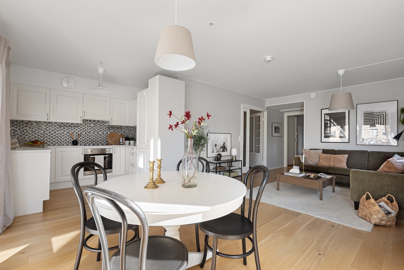 Romslig allrom bestående av åpen stue/kjøkkenløsning Galleribilde