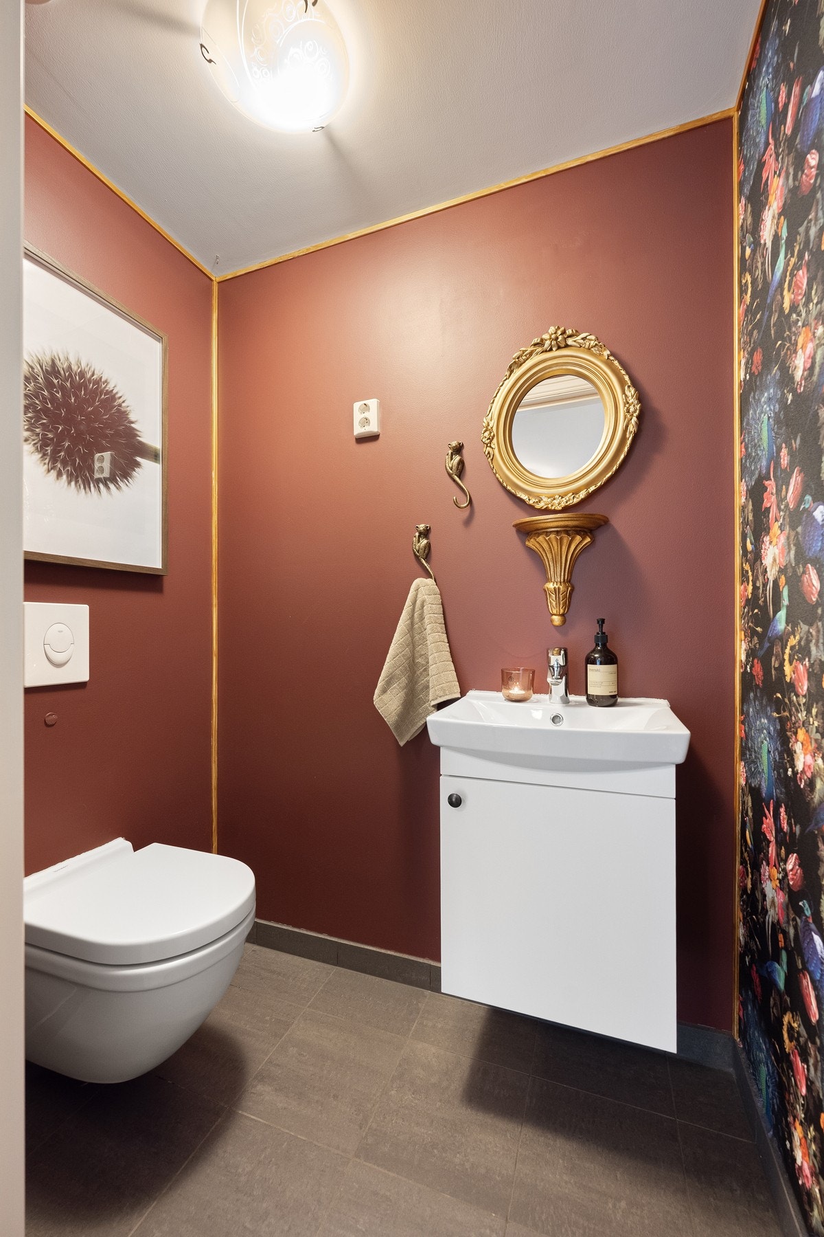 Praktisk, separat toalettrom som ligger i tilknytning til entréen Galleribilde