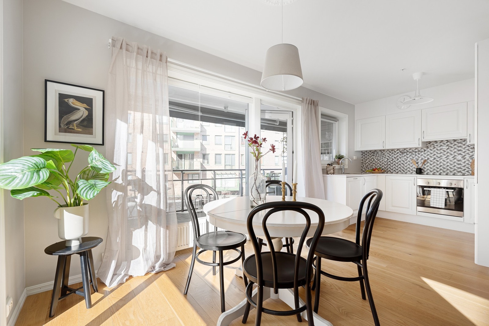 Boligen ligger fint til på enden av bygget, og byr på gode lysforhold Galleribilde