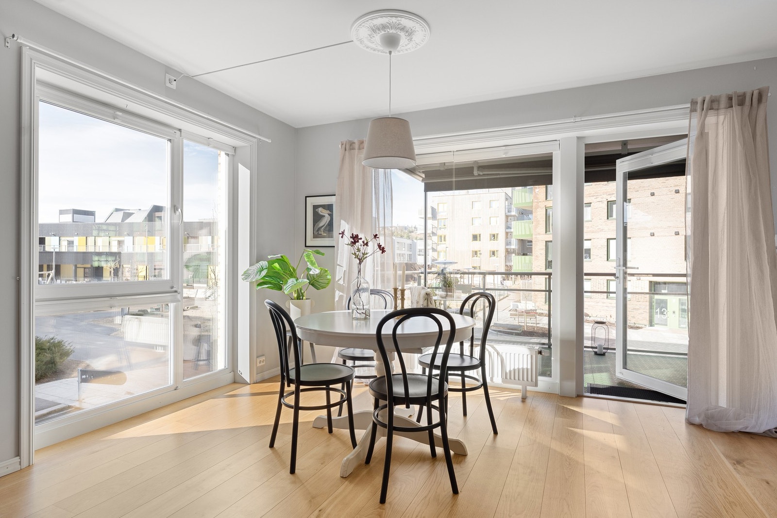 En lys og romslig 4-roms leilighet, fint beliggende i 2.etasje Galleribilde