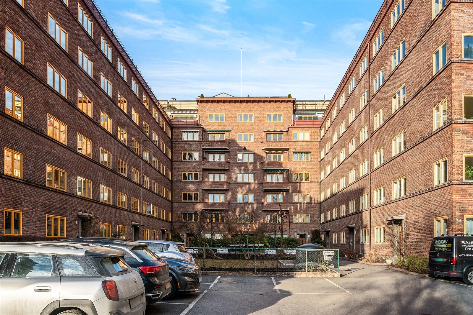 Muligheter for å stå på venteliste for biloppstillingsplass. Galleribilde