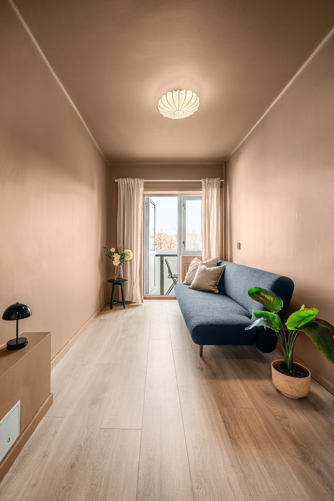 Gjesterom med utgang til en sydøstvendt luftebalkong på ca. 2 m². Galleribilde