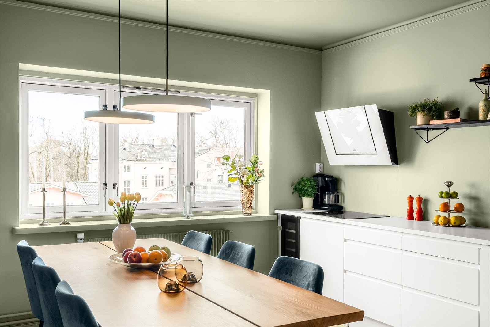 Flott kjøkken fra Designa med god plass til spisebord. Galleribilde