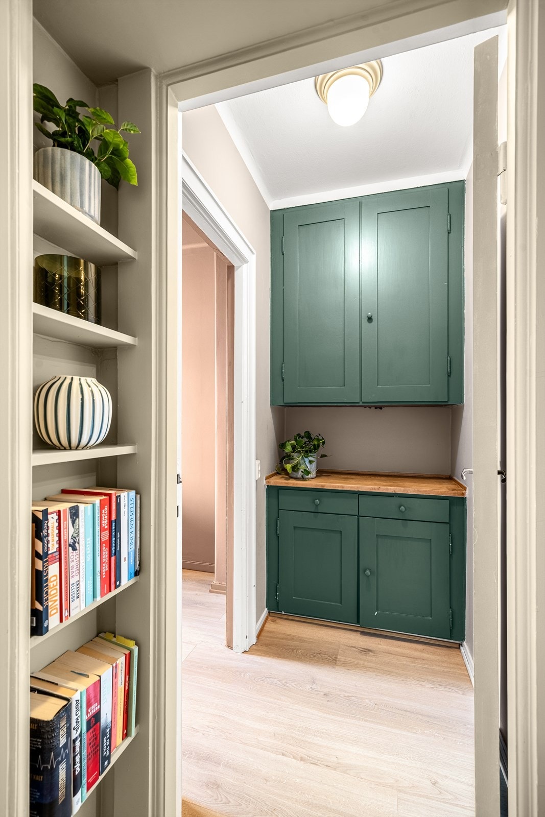 Plassbygget hylle i mellomgang. Galleribilde