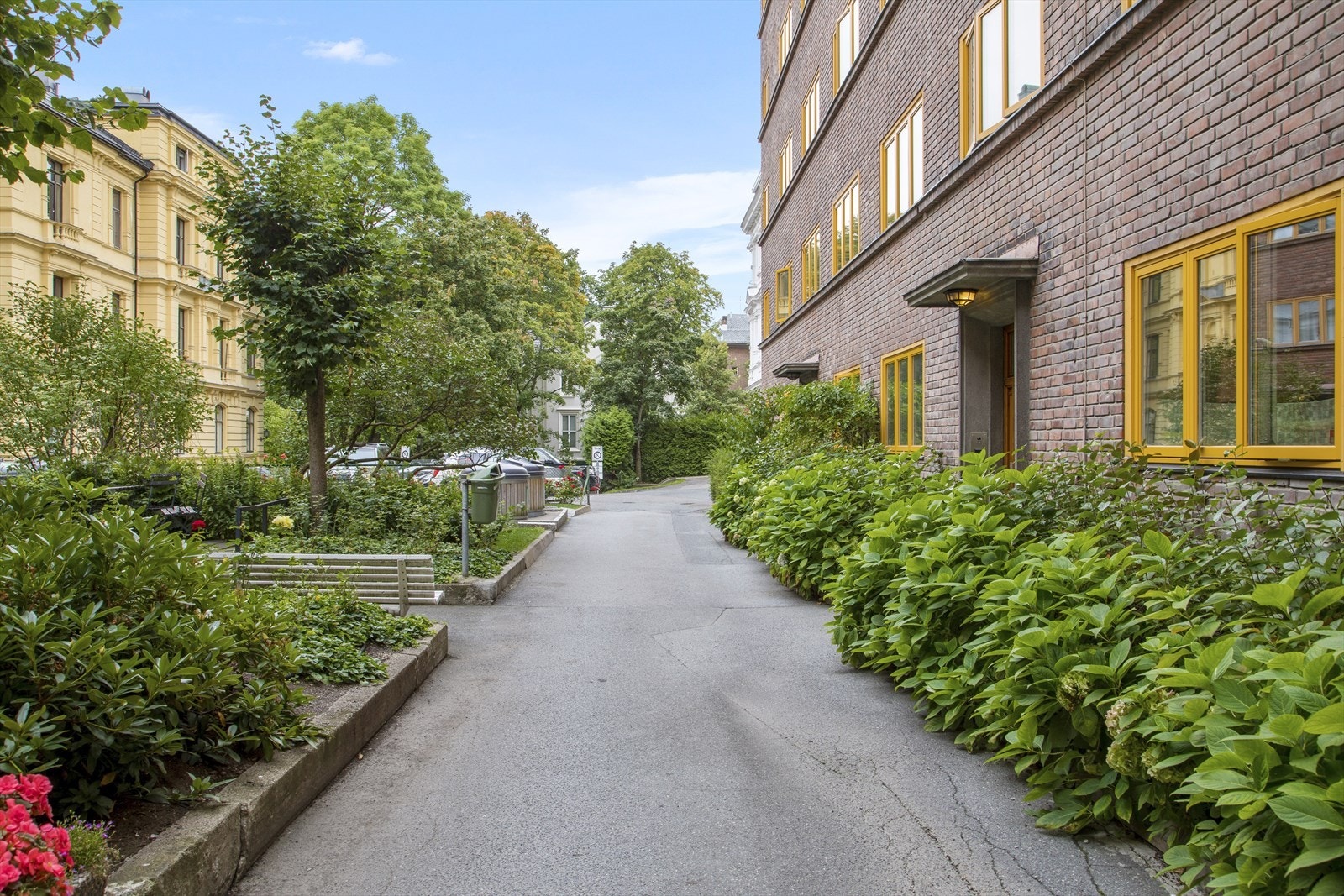 Pen og solid funkisbebyggelse (med nær sagt vedlikeholdsfrie teglfasader). Godt skjermet fra byens puls rett rundt hjørnet. Galleribilde