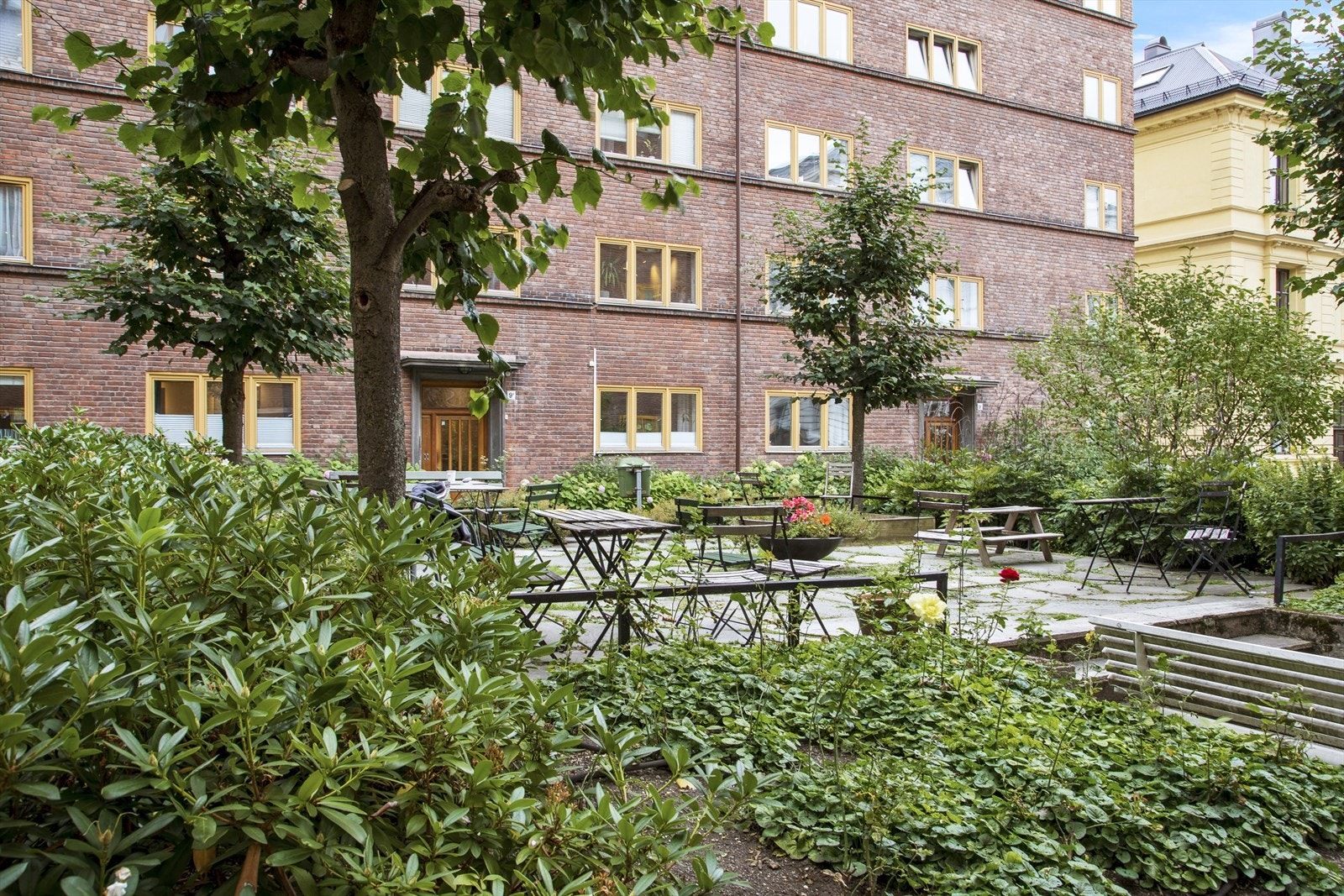 Det er en felles gårdsplass kalt for "Atriet" for beboerne med syrintre og plass til benker og bord. I atriet er det oppstillingsplass for noen sykler. Galleribilde