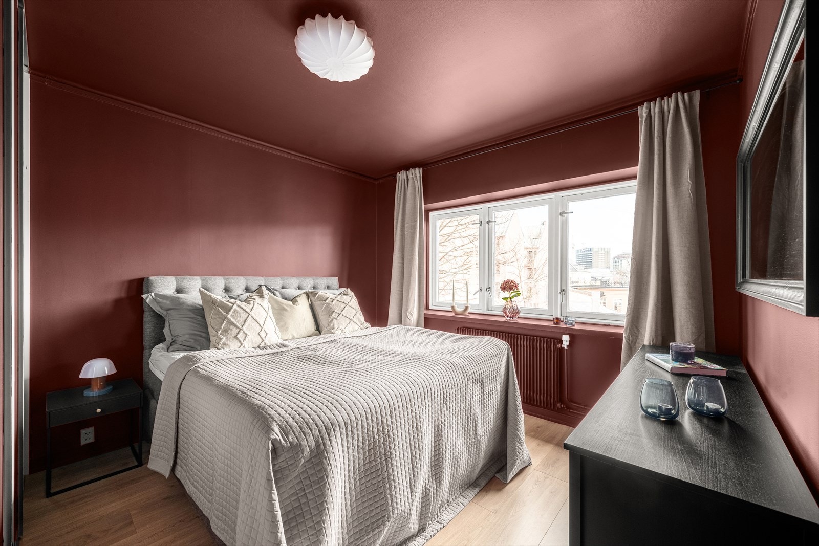 Stort hovedsoverom med adkomst fra kjøkken og plass til stor seng og gode garderobeløsning. Galleribilde