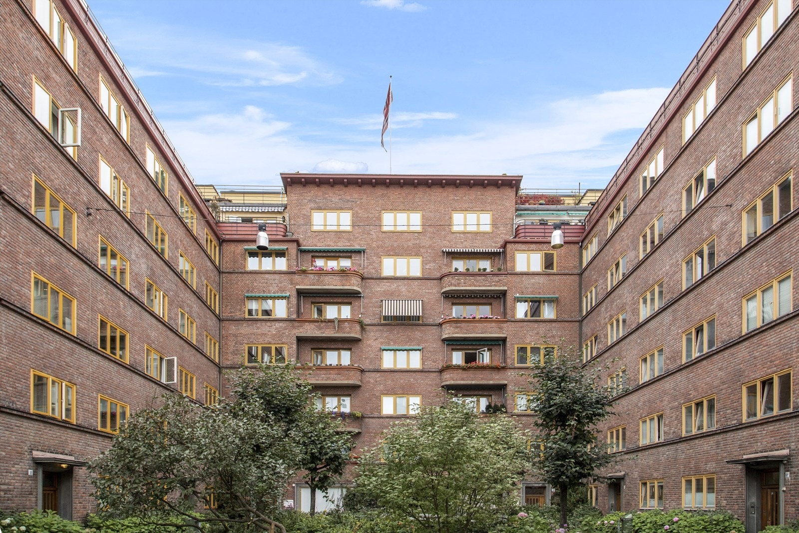 Sameiet ligger i et indre atrium. Meget sentralt, men samtidig skjermet og tilbaketrukket. Galleribilde