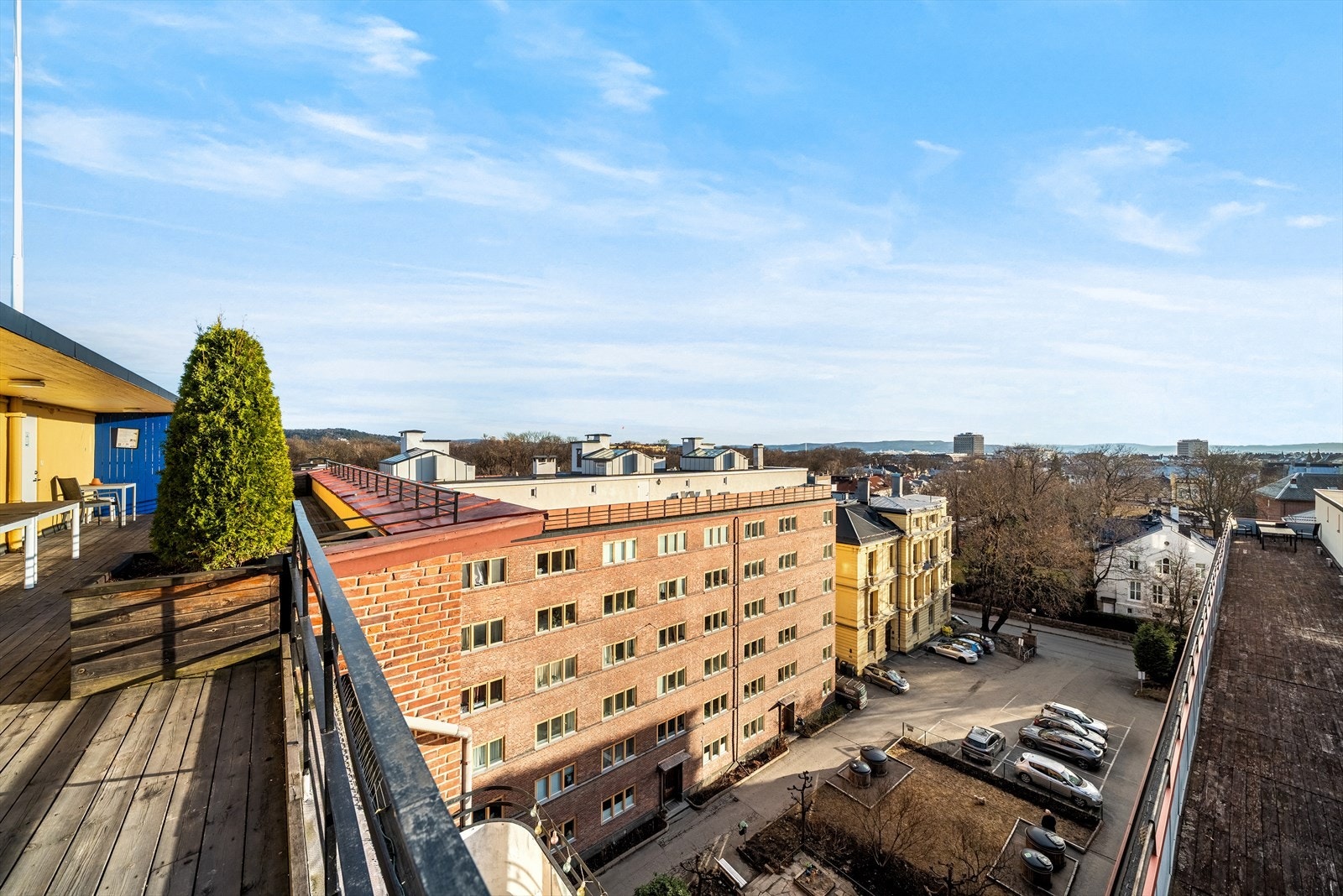 Felles takterrassen er meget romslig og har fantastiske sol- og utsiktsforhold. Galleribilde