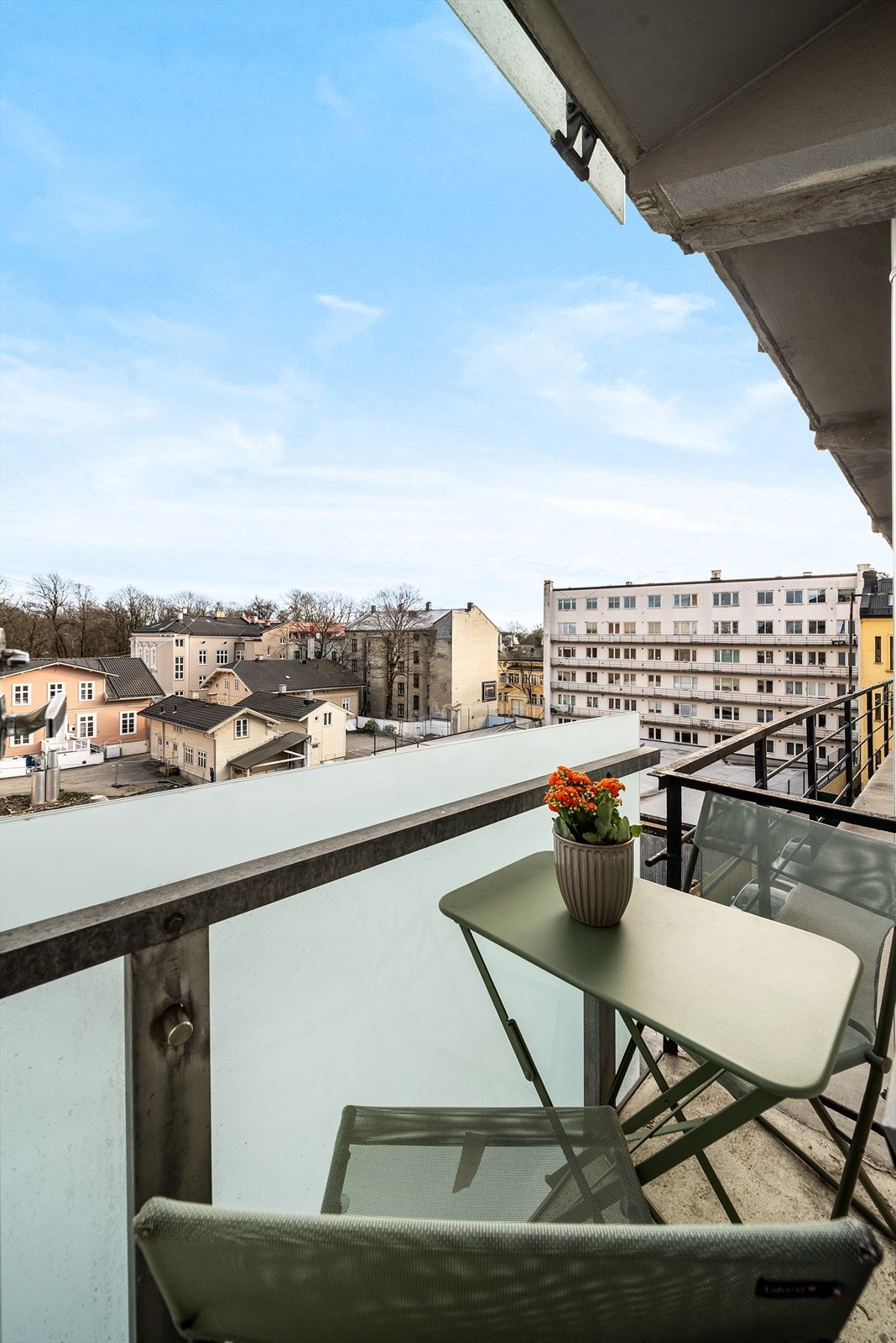 Balkongen har fritt utsyn. Galleribilde