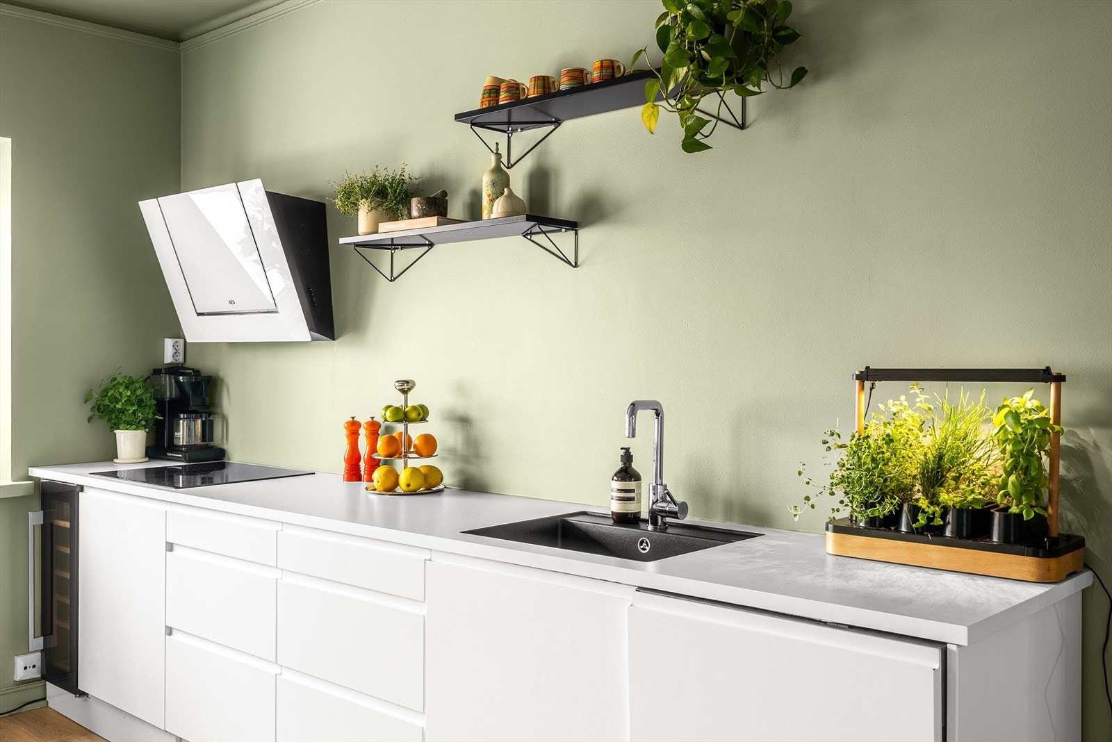 Kjøkkenet er utstyrt med komfyr, induksjonstopp, kjøl/frys, smal oppvaskmaskin og vinskap. Galleribilde