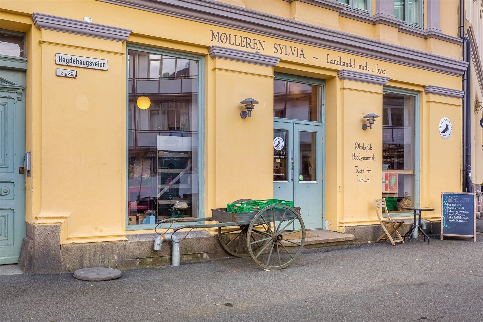 Er du interessert i å få tak i gode råvarer rett fra bonden er dette stedet å besøke. Mølleren Sylvia har et stort utvalg av økologisk og biodynamiske råvarer, og fokuserer på sesongbasert mat. Galleribilde