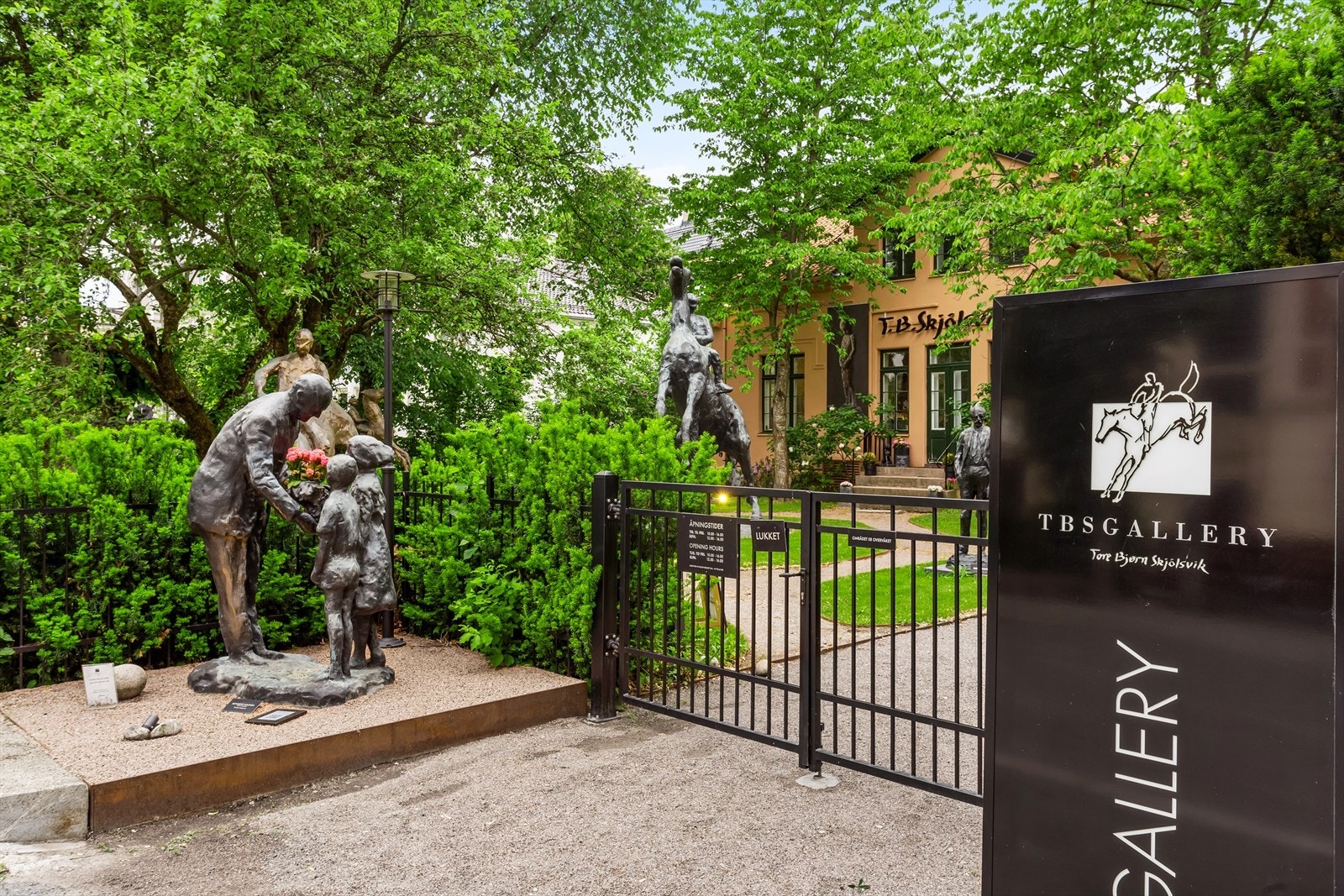 Med sine idylliske omgivelser, skulpturhage og atmosfæren til en arbeidende kunstners atelier, er TBS Gallery et galleri for alle årstider og tar imot besøkende hele året. Galleribilde